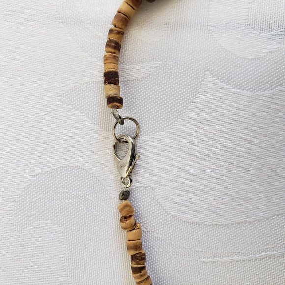Wood and mother of pearl Flower Power beaded necklace - Picture 3 of 9